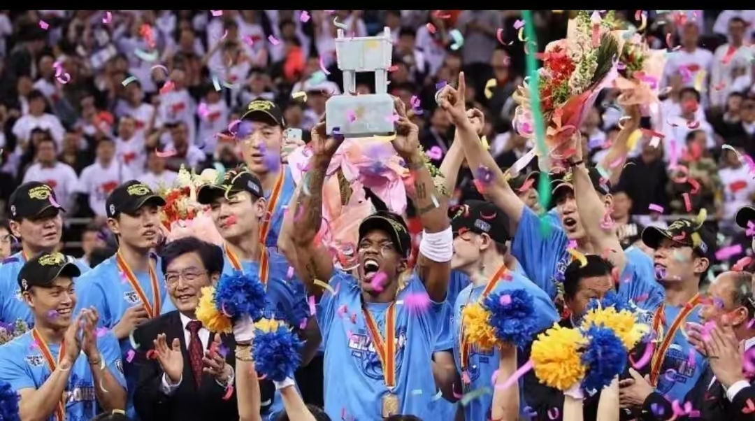 浓眉哥迎来五赛季出色发挥，RNG观众热烈欢呼！